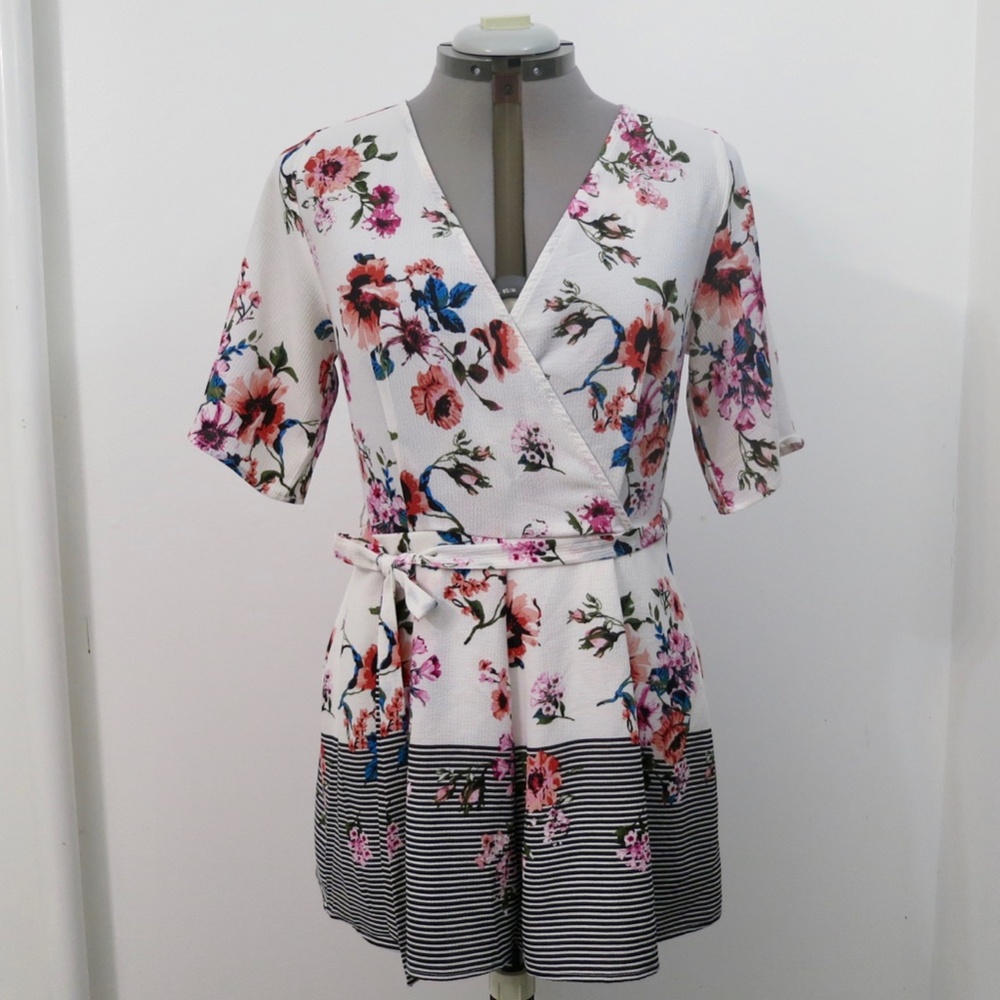 V-Neck Romper Floral Stripe Short Sleeve Lined Shorts Size Large